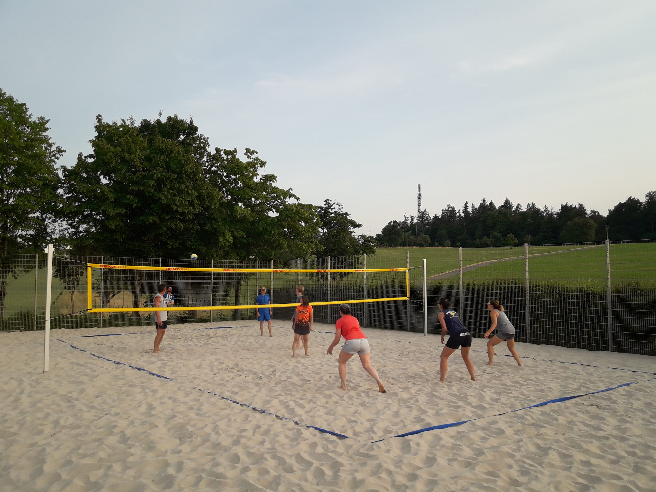 Neuer Sand im Beachvolleyballfeld
